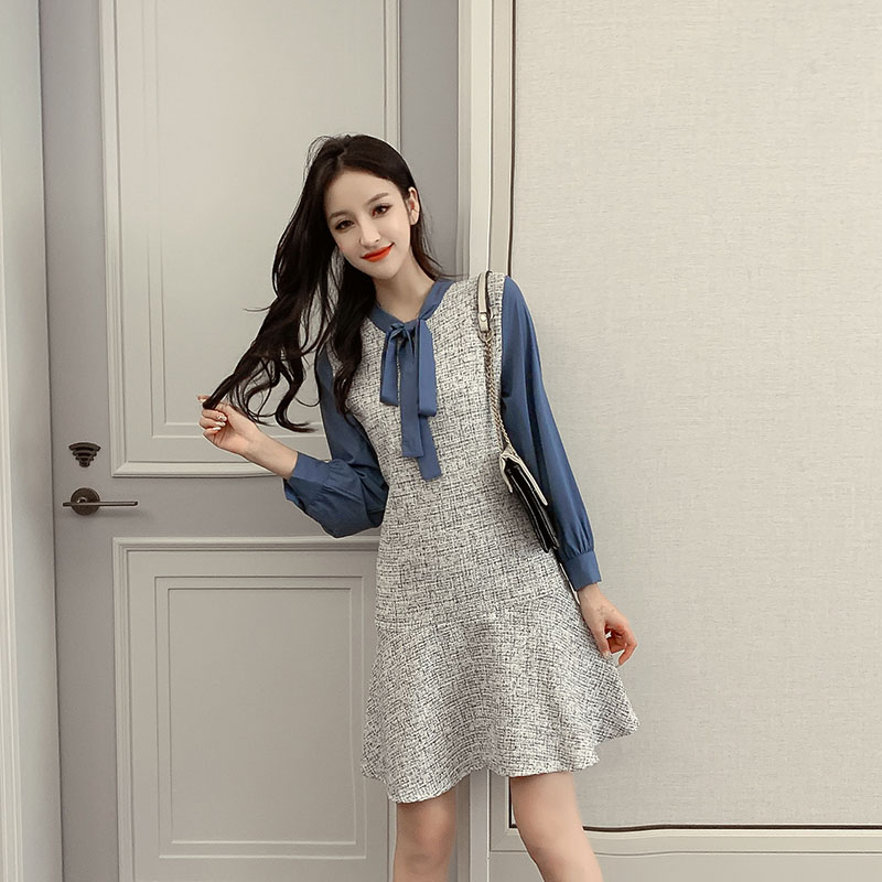 kudapy เดรสสั้นผ้าลายกระสอบสีเทาอ่อน แขนยาวและสายผูกคอโบว์ผ้าโพลีเอสเตอร์สีน้ำเงินอมเทา