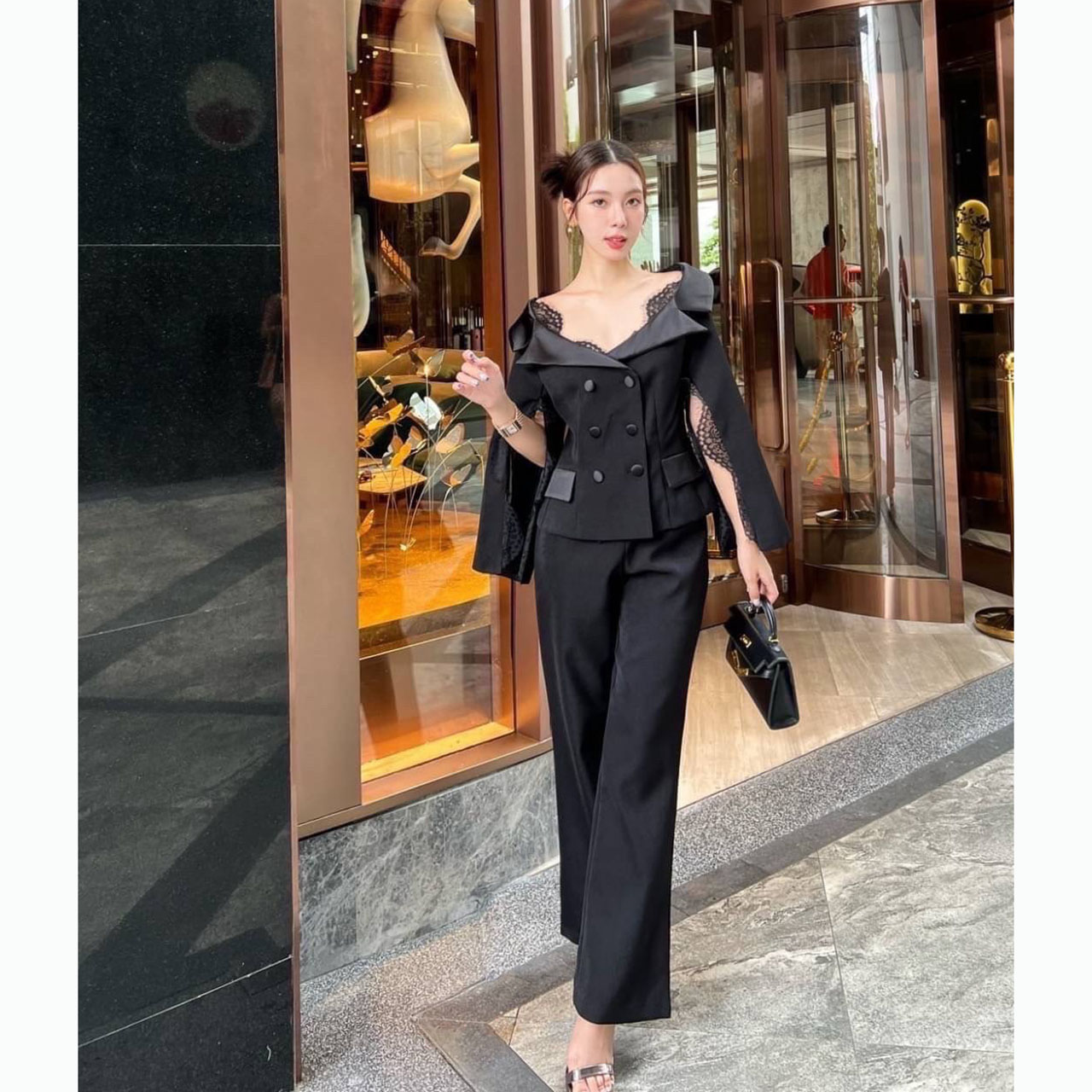 kudapy Setsuit สุดเท่ห์เสื้อสูทเปิดไหล่แต่งลูกไม้สีดำ เพิ่มความเกร๋ที่ปลายแขนเสื้อผ่าแขนลูกคัตติ้งเป้ะ กระเป๋าจริง