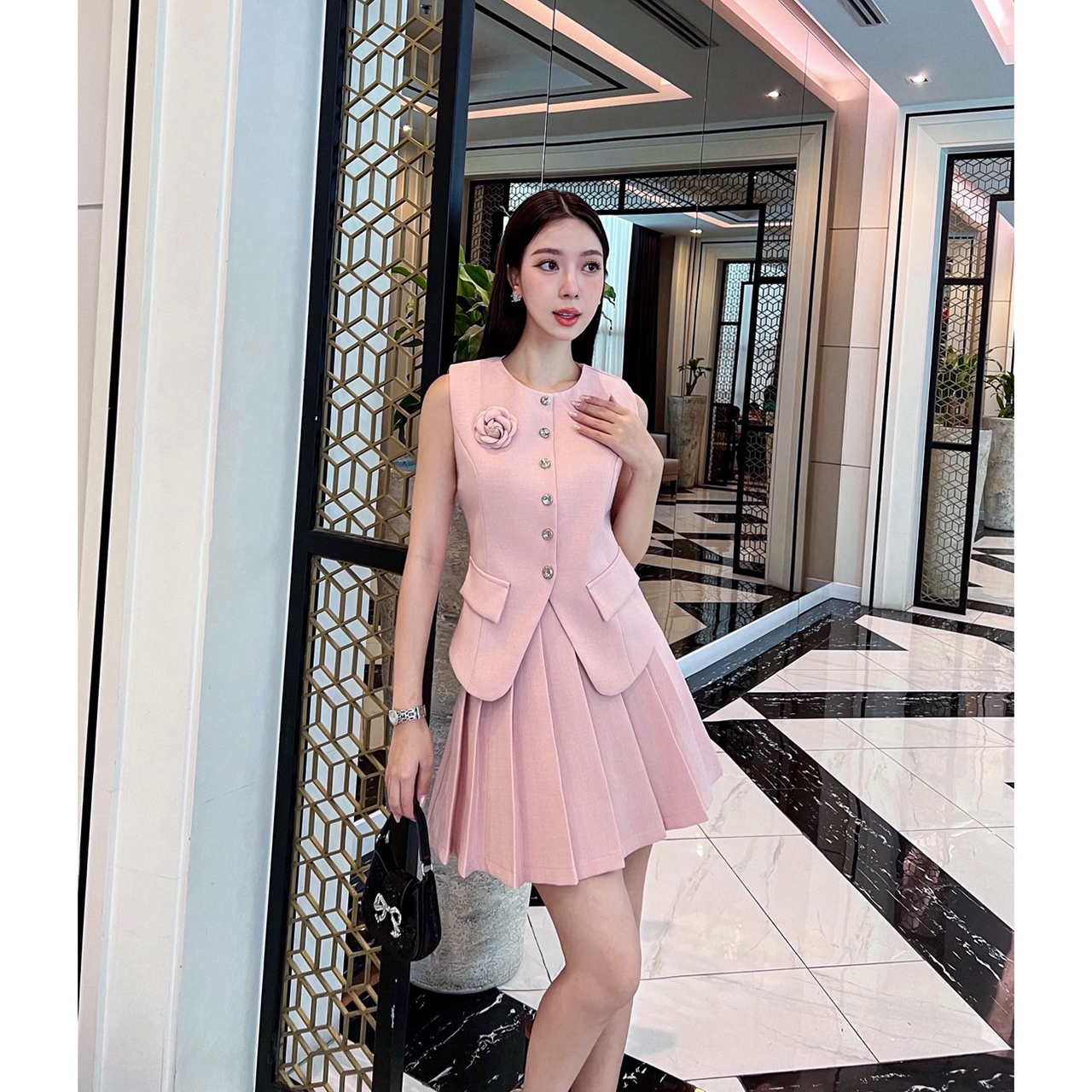 kudapy ชุดเซ็ทสีดำ/สีเทา/สีขียว/สีชมพู เสื้อแขนกุด+กระโปรง set เสื้อแขนกุด แต่งกระดุมจริงด้านหน้า