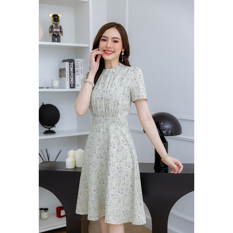 kudapy เดรสสั้นสีชมพู/สีเขียวพาสเทล ชีฟองลายดอก โทนสีหวานละมุนพาสเทลพาสใจ แต่แฝงด้วยความหรู ช่วงคอสูง เย็บจับจีบช่วงคอและเอวดูมีเลเยอร์