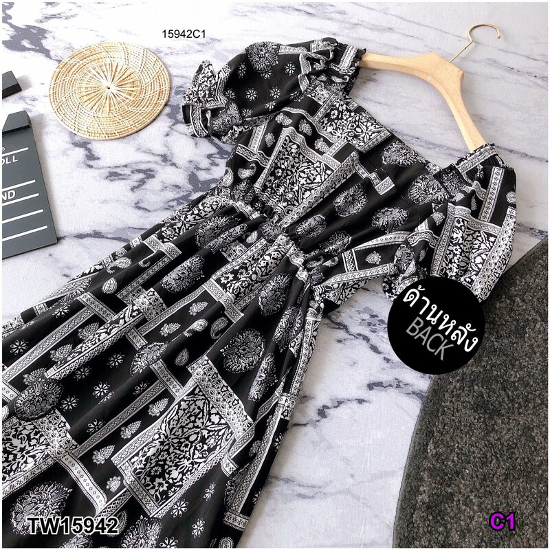 kudapy เดรสยาวสีกรมท่า ดำ แดง คอเหลี่ยมแขนพอง ผ้าวูลพีช พิมลายกราฟฟิก ชายเดรสระบาย