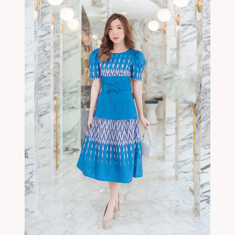 kudapy เดรสผ้าไทยยาวคลุมเข่าสีกรม/สีชมพู คอกลมแขนตุกตา ติดโบว์รัดเอวลายไทยสวยใส่สบายดูดี ซับหลังอย่างดี