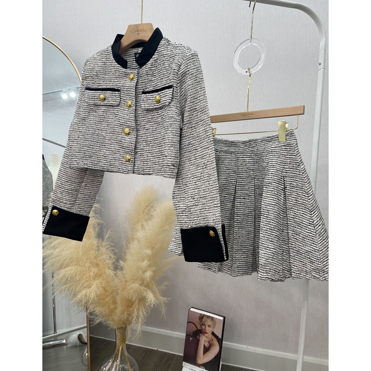 kudapy เซ็ทเสื้อแขนยาว แต่งกระเป๋าหลอก2 ข้างกระดุมจริงสีทอง คอเสื้อและปลายแขนเป็นผ้ากำมะหยีอย่างดีน