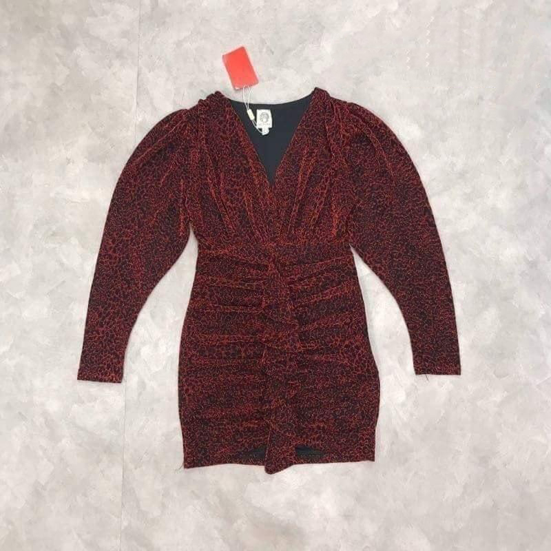 kudapy เดรสสั้นสีแดงเลือดหมู คอวีตัวสั้นมาในลายเสือ เนื้อผ้าวิ้งๆ ใส่วับๆ สะดุดตา