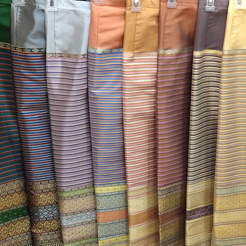 kudapy ผ้าถุงทอลายไทย 8 สี ลายสวยมาก (เอวสามารถปรับตะขอได้) เนื้อผ้าเนื้อดีมากค่ะ เนื้อผ้าไม่หนามาก