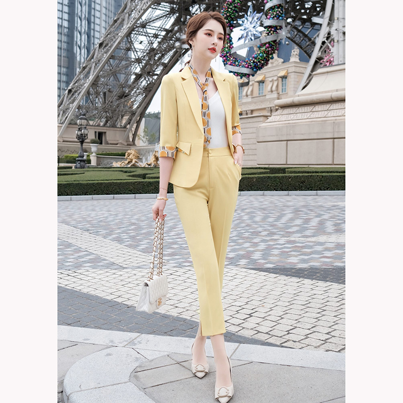 kudapy ชุดสูททำงานผู้หญิงสีดำ/สีเหลือง/สีฟ้า แขนห้าส่วนพร้อมกางเกง จุดเด่นของชุดนี้คือการออกแบบให้กระชับเข้ารูปเป็นแขนห้าส่วนปลายแขนแต่งด้วยลาย