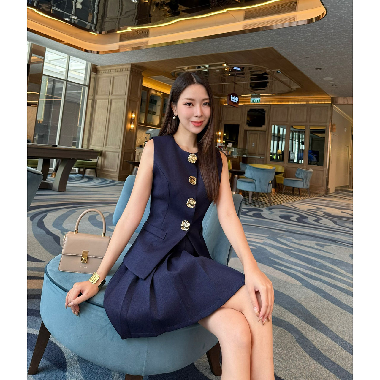 kudapy set เสื้อแขนกุด แต่งกระดุมสีทองเม็ดใหญ่ด้านหน้า(กระดุมทองเย็บติด ด้านใน มาพร้อมกับกระโปรงแต่งจีบ