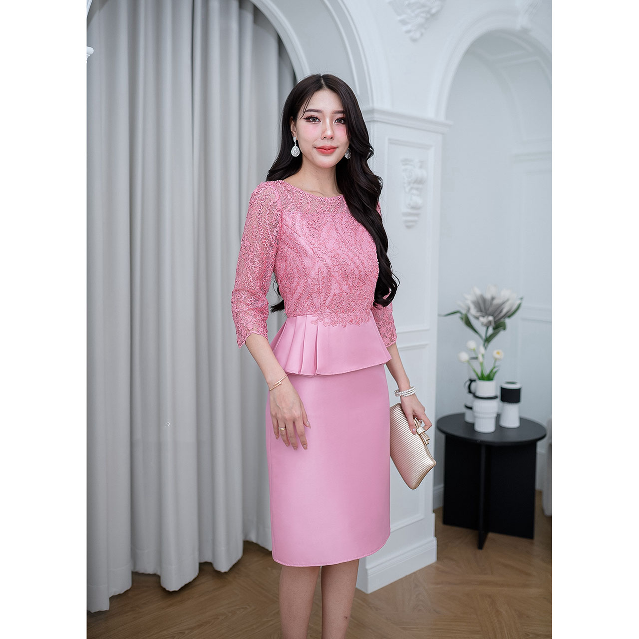 kudapyเดรสสั้นสีฟ้าอ่อน/สีชมพู ผ้าไหมสวยเรียบหรู ดีไซน์ด้านบนเป็นลูกไม้ลายสวย ช่วงเอวแต่งทวิสระบาย ตกแต่งลูกไม้ด้านหน้าช่วงเอว