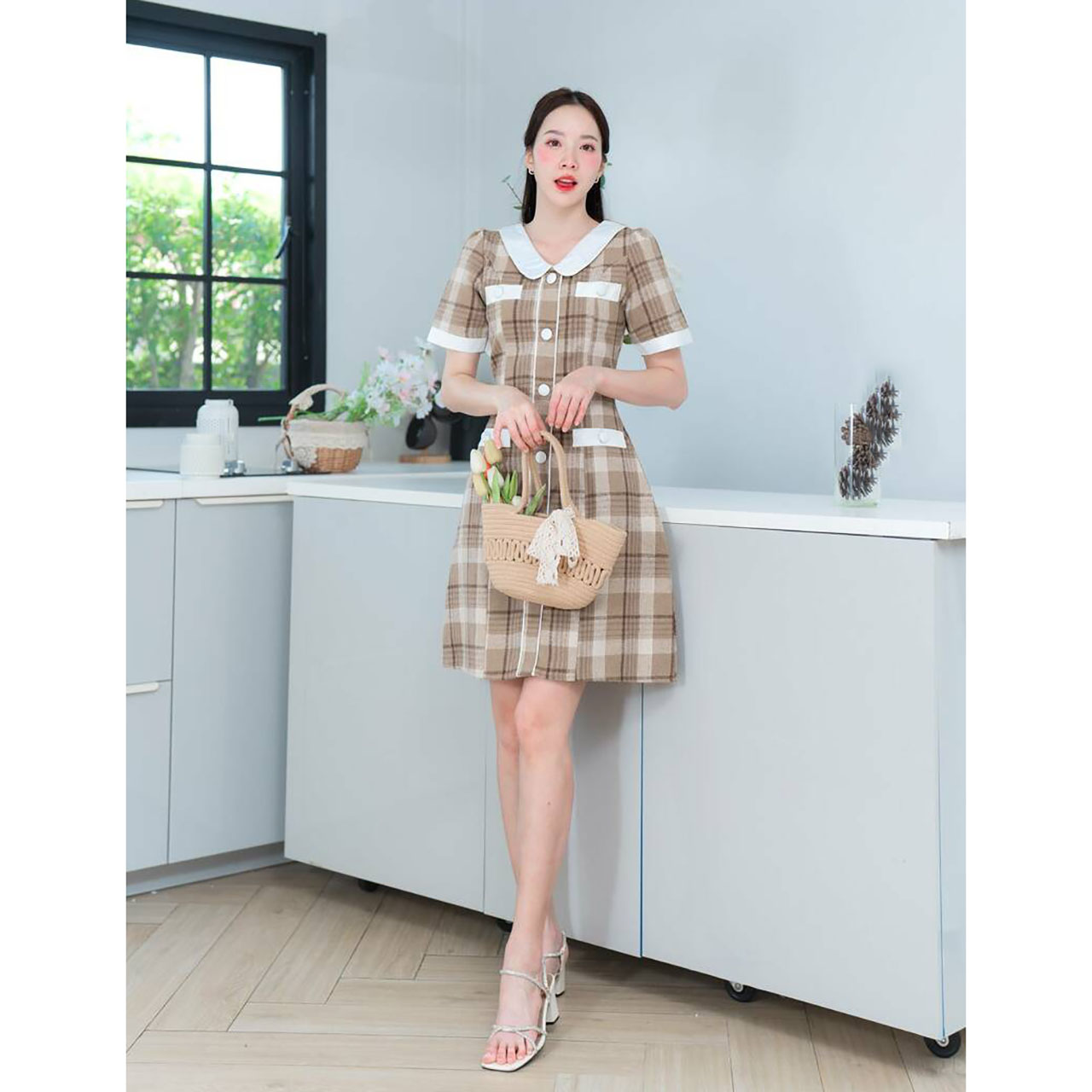 kudapy เดรสสั้นสีกรม สีน้ำตาล สีขาว แขนตุ๊กตาทูโทนแต่งกระดุม