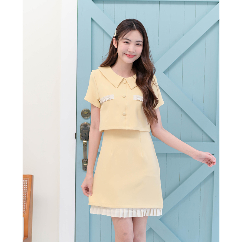 kudapy เดรสสั้นสีโอรส/สีเหลือง แขนสั้น คอปกดีไซน์เก๋เหมือนใส่แยกชิ้น ดต่อกลางลำตัวติดกระดุมปั๊ม แต่งระบายพลีทที่อกและชายซับใน