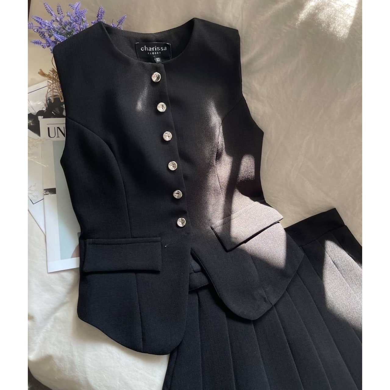 kudapy ชุดเซ็ทสีดำ/สีเทา/สีขียว/สีชมพู เสื้อแขนกุด+กระโปรง set เสื้อแขนกุด แต่งกระดุมจริงด้านหน้า