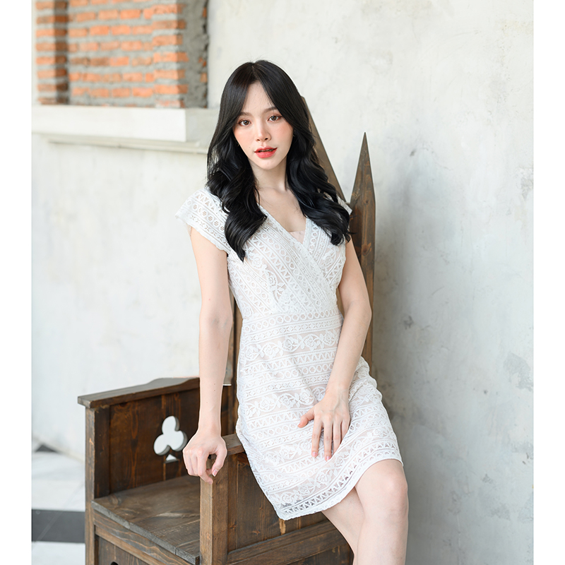 kudapy เดรสสั้นสีชมพู/สีขาว ลูกไม้ดีไซน์เก๋ ช่วงคอเป็นคอวี ต่อด้วยกระโปรงทรงเอ ใช้เทคนิคการวางลายผ้าสลับกันช่วงเสื้อและกระโปรงทำให้ดูมีมิติ