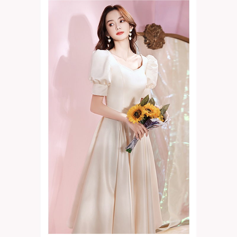 kudapy ชุดเดรสสีครีมผ้าซาติน ดีไซน์สวยแขนเสื้อทรงตุ๊กตา คอเหลี่ยม แต่งคอเสื้อด้วยมุกสีขาวครีมเม็ดเล็กๆ