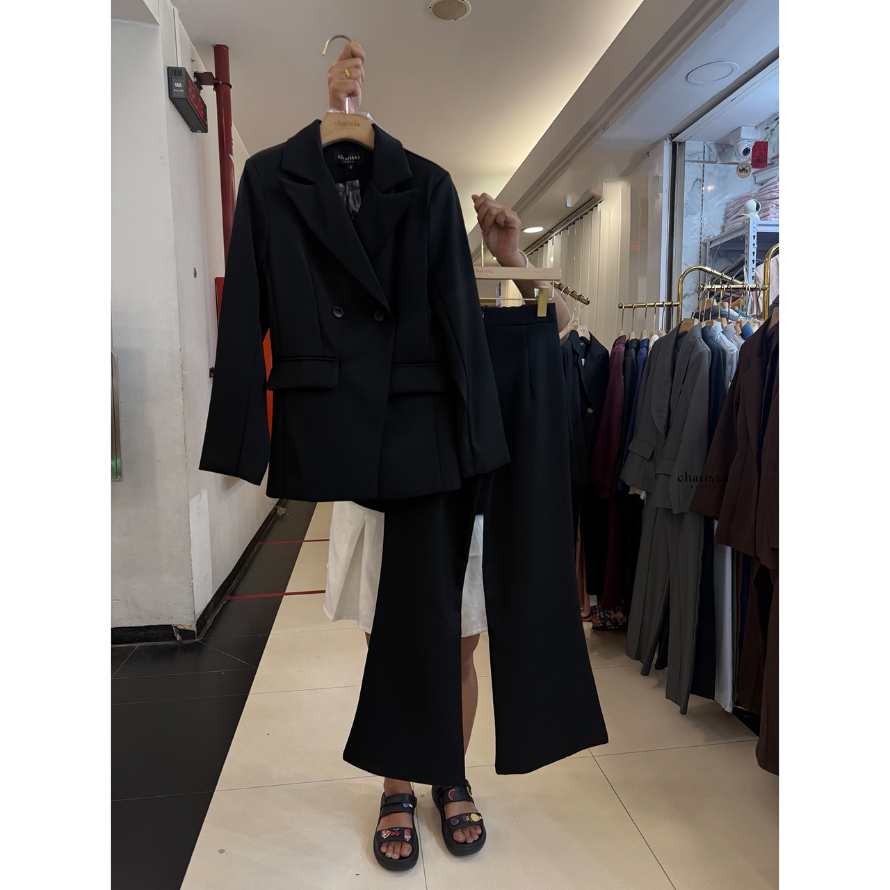 kudapypy ชุดเซ็ทเสื้อสูท ปกสูท มีรองบ่าๆเพื่อให้เป็นทรงสวย ออกแบบกระเป๋าให้สามารถใช้งานได้ มาพร้อมกับกางเกงใช้ผ้าเดียวกับเสื้อสูท