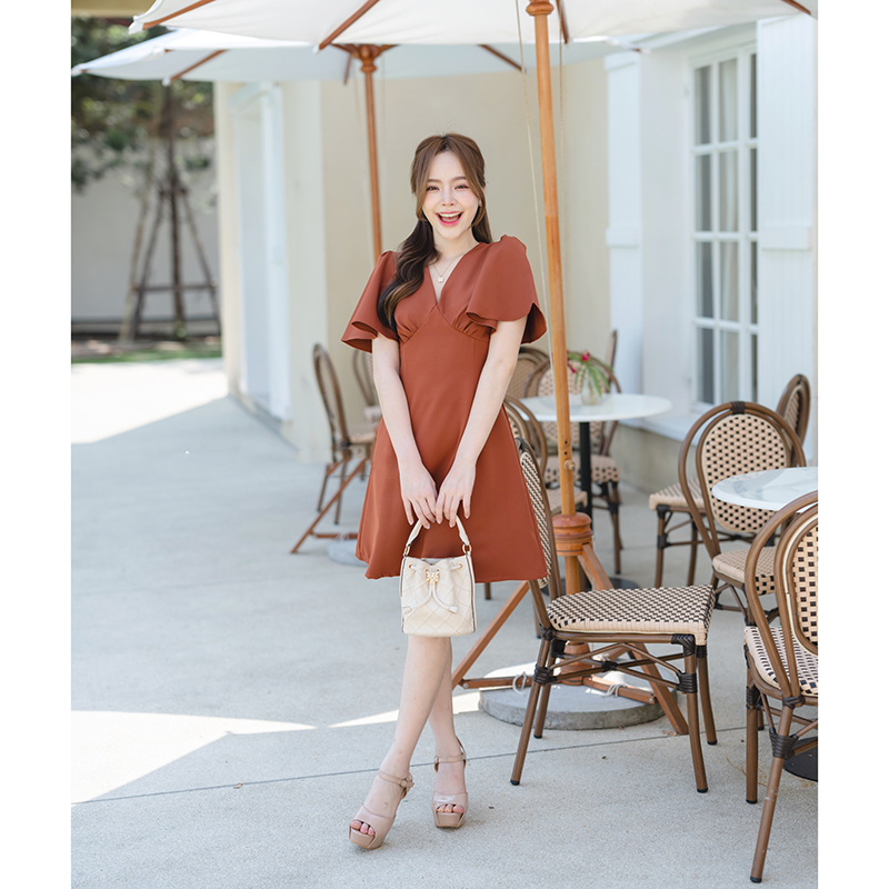 kudapy เดรสสั้นสีส้มอิฐ/สีฟ้าคราม เปรี้ยวอมหวานลุคสาวขี้เล่น ตัวเสื้อเป็นคอวีจับจีบเดรปที่อก ต่อลงมาเป็นกระโปรงทรงเอบานเล็กๆ