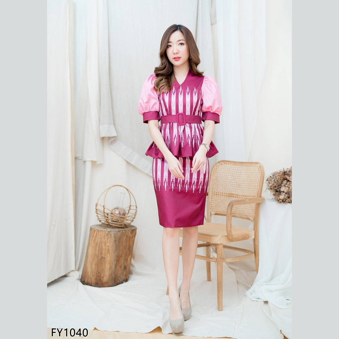 kudapy เดรสสั้นผ้าไทยใส่ไปงาน เดรสคอวีแขนสั้นตู้กตา เก็บเอวแต่งระบาย ผ้าพิมพ์ลายทางผ้าไทย