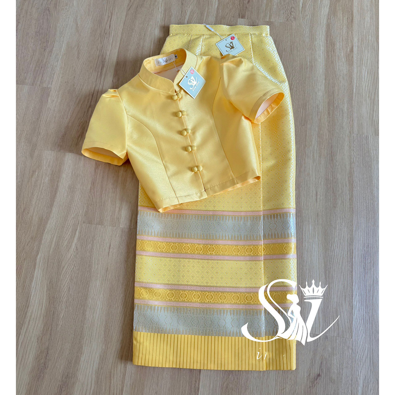 kudapy ชุดเซ็ทเสื้อคอจีนสีเหลือง แขนสั้น กระดุมคู่ด้านหน้า งานผ้าไหมอิตลลี่ ผ้าถุงสำเร็จรูป ซิปหลัง อัดกาว เนื้อผ้าไหมทอเครื่อง ทอลาย