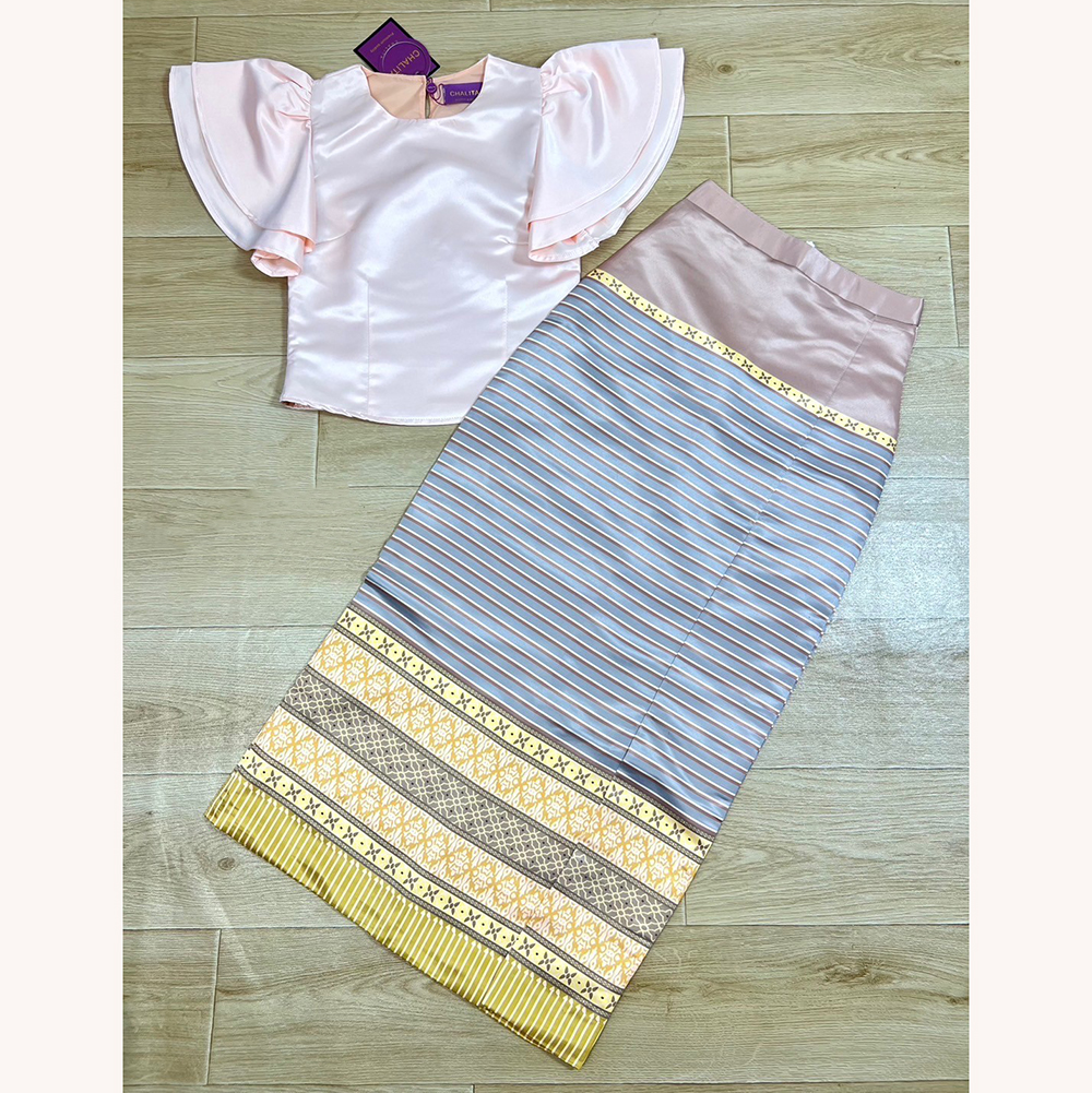 kudapy เซตเสื้อสีชมพูอ่อนผ้าไหมแต่งระบายแขน+ผ้าถุงลายไทยสีเทาตัดทองพิมพ์ลายสวยเรียบหรู ดูแพงมาก ดีไซส์น่ารักๆๆใส่ได้ทุกโอกาส