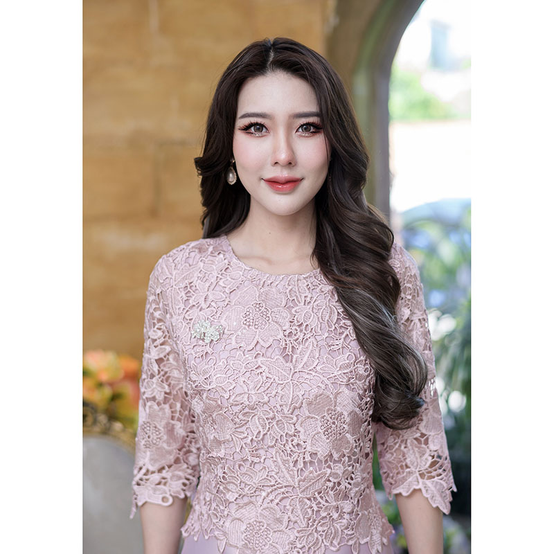 kudapy เดรสสั้นสีชมพู/สีฟ้า ผ้าไหมคลุมลุกไม้แขนศอก เนื้อผ้าทอลายแน่นๆ เป็นลูกไม้เงาปักเลื่อมเป็นเลื่อมใส่เม็ดเล็กมาก