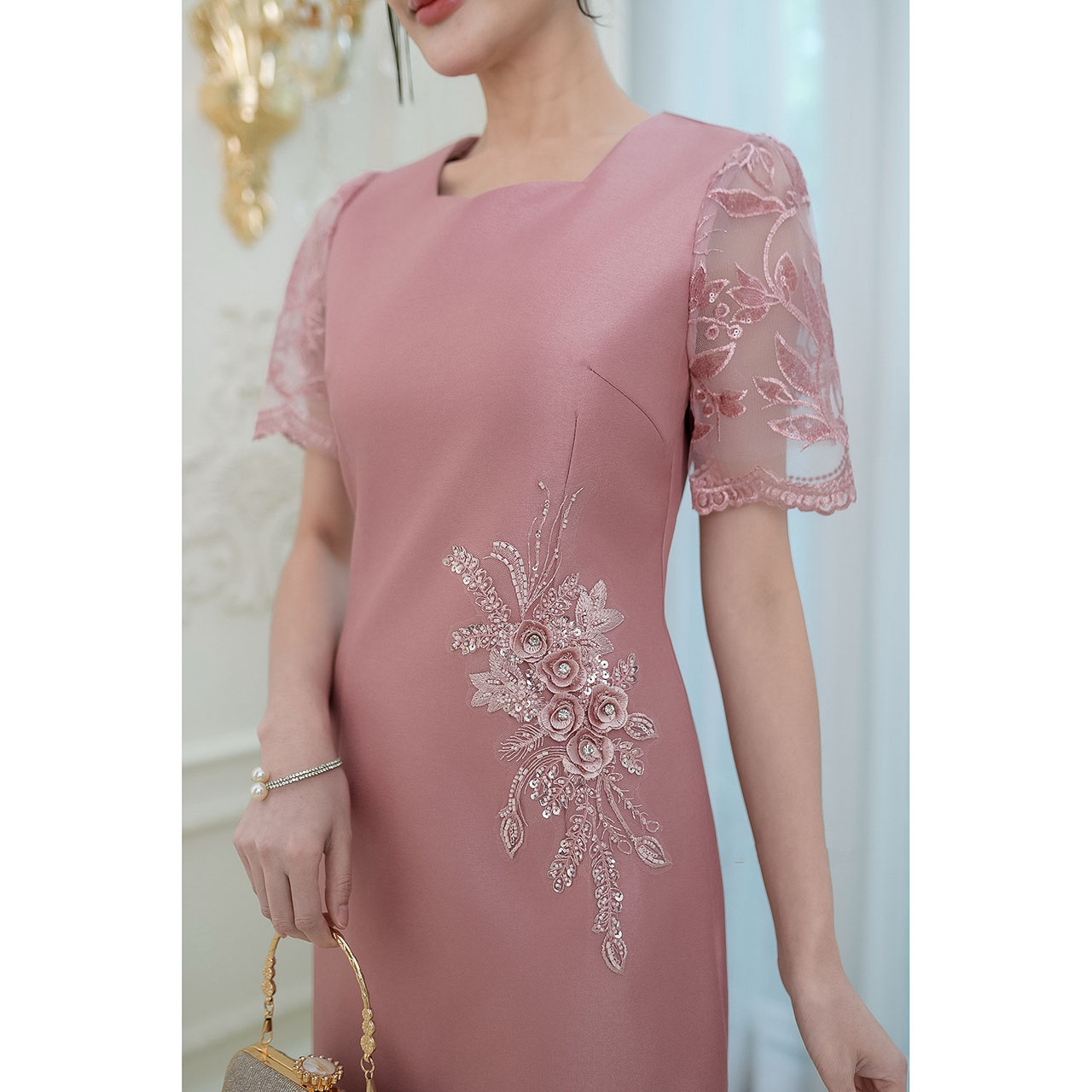 kudapy เดรสผ้าไหมอัดกาวทั้งชุด งานทรงตรงสวยเรียบหรู ด้านหลังกระโปรงผ่า งานแต่งลูกไม้แต่งเลื่อมช่วงแขนและตกแต่งดอกไม้ประดับช่วงเอว