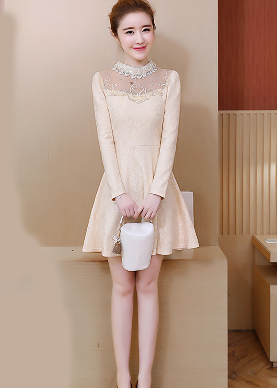 เดรสลูกไม้เนื้อดีสีครีม คอผ้าถักปักมุก หน้าอกซีทรู