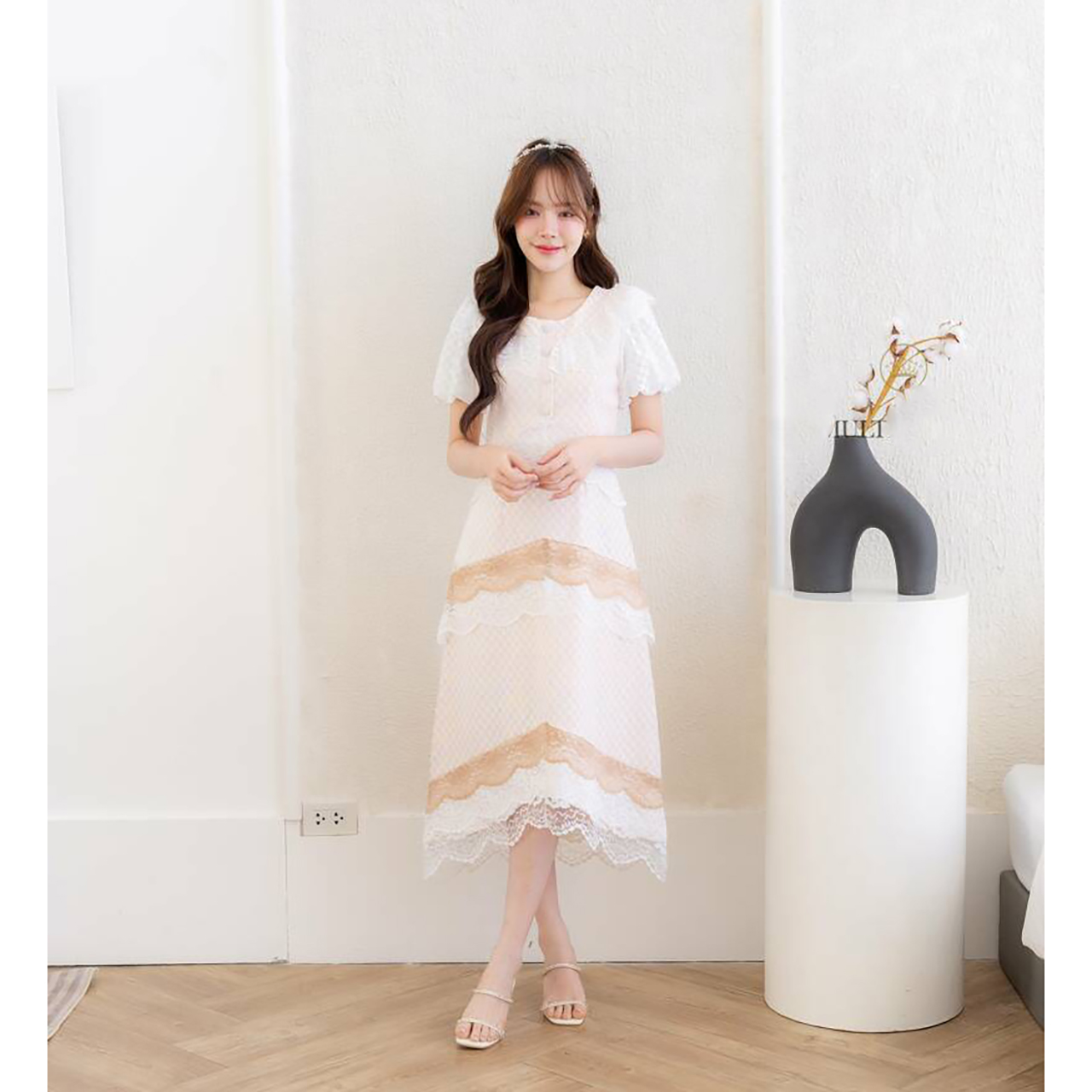 kudapy เดรสยาวสีขาว ลูกไม้ผูกคอไล่สี