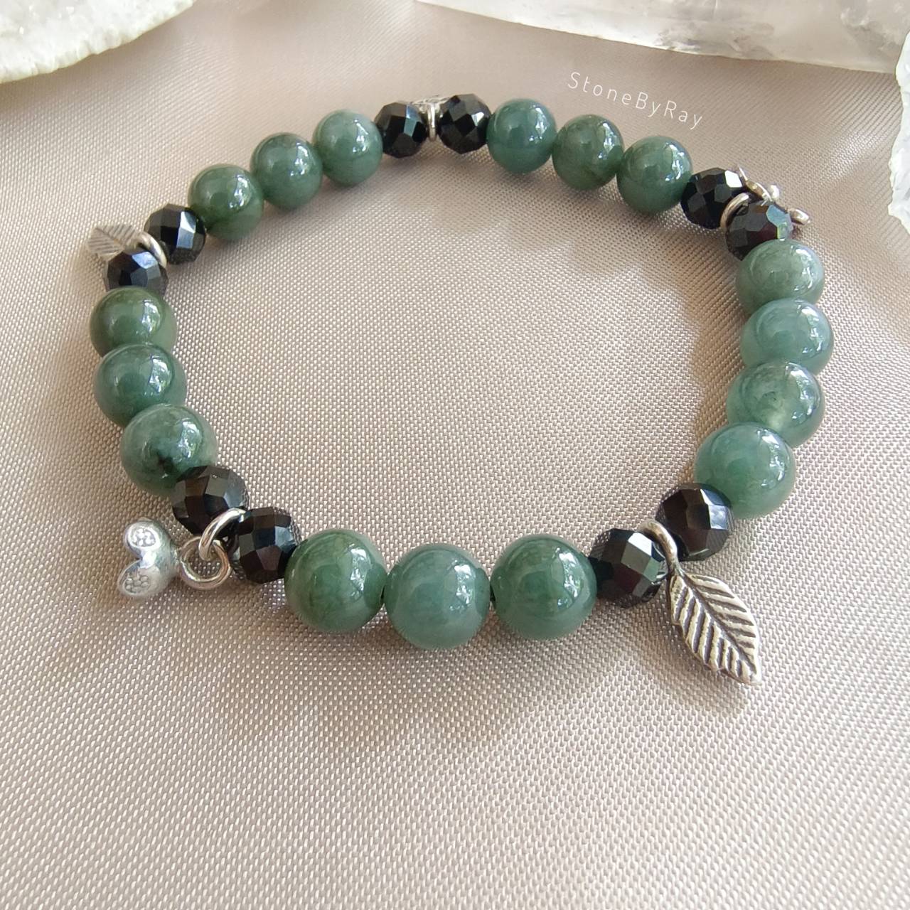 สร้อยข้อมือหยกเขียวกับนิลเจียรเหลี่ยม Jade+Black Spinel
