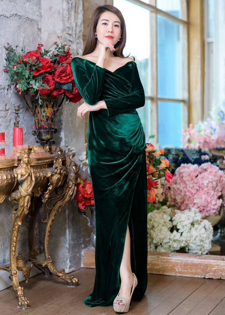 เรสยาวผ้ากำมะหยี่สีเขียว ปาดไหล่รุ่นแขนยาว