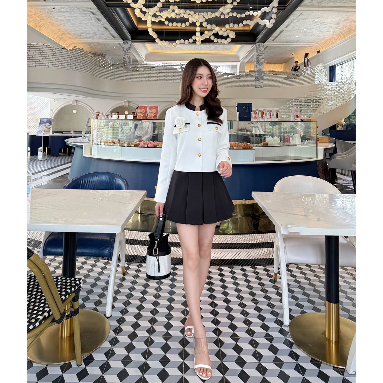 kudapy เซ็ทเสื้อแขนยาว แต่งกระเป๋าหลอก2 ข้างกระดุมจริงสีทอง ปลายแขนเสื้อมาแต่งทรงพับขึ้นเล็กน้อยพร้อมแต่งกระดุม +กระโปรงแต่งจีบ