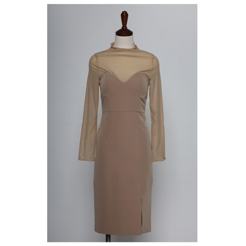 kudapy เดรสสั้นเซ็กซี่แต่งซีทรูสีน้ำตาลช่วงบนผ้าซีทรูเนื้อนิ้มคอตั้งแขนยาว ช่วงบนอกเสริมทรงสวยเข้ารูป ชุดมีซิปหลัง กระโปรงทรงสอบผ่าข้าง