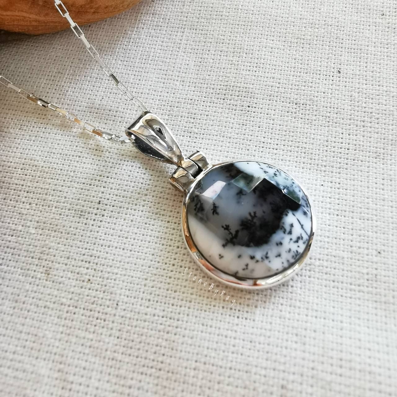 สร้อยคอเงินจี้หินเมอร์ลิไนท์เจียรเหลี่ยม Merlinite