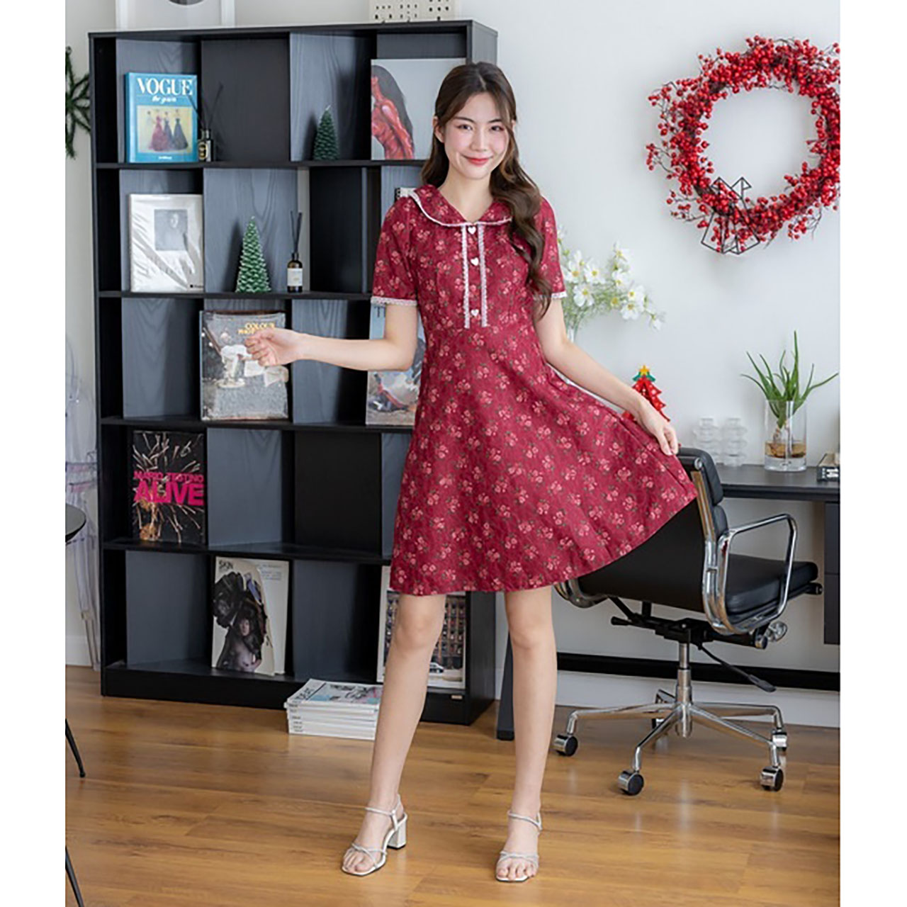 kudapy เดรสสั้นสีแดง/สีครีม/สีเขียว ทรงบานลายดอกคอบัว