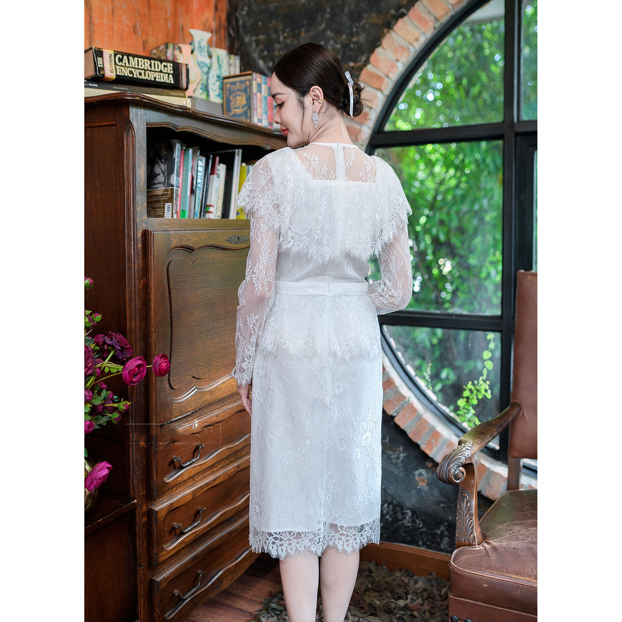 kudapy เดรสสั้นสีขาว ผ้าลูกไม้ฝรั่งเศส ลูกไม้นิ่มดีไซส์สวยหวานม ดีเทลคลุมไหล่ระบาย