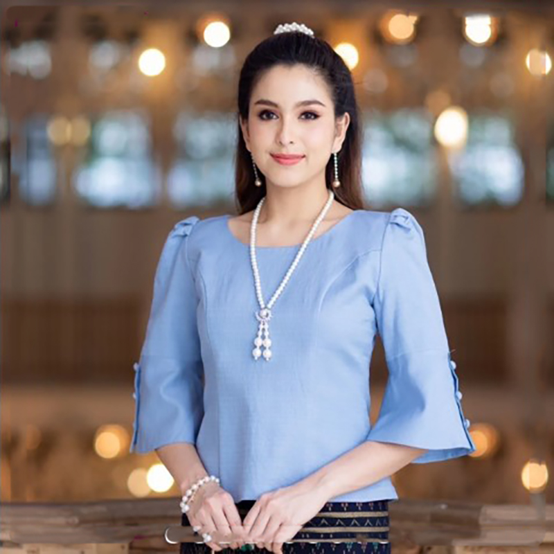 kudapy (ฉพาะเสื้อ) เสื้อผ้าไหม คอกลม สีขาว สีส้ม สีม่วงเข้ม สีม่วงอ่อน สีฟ้า แต่งกระดุมปลายแขน เอวปล่อย ทรงสวยหรู ซิปหลัง สวมใส่สบาย ชุดไทยประยุกต์