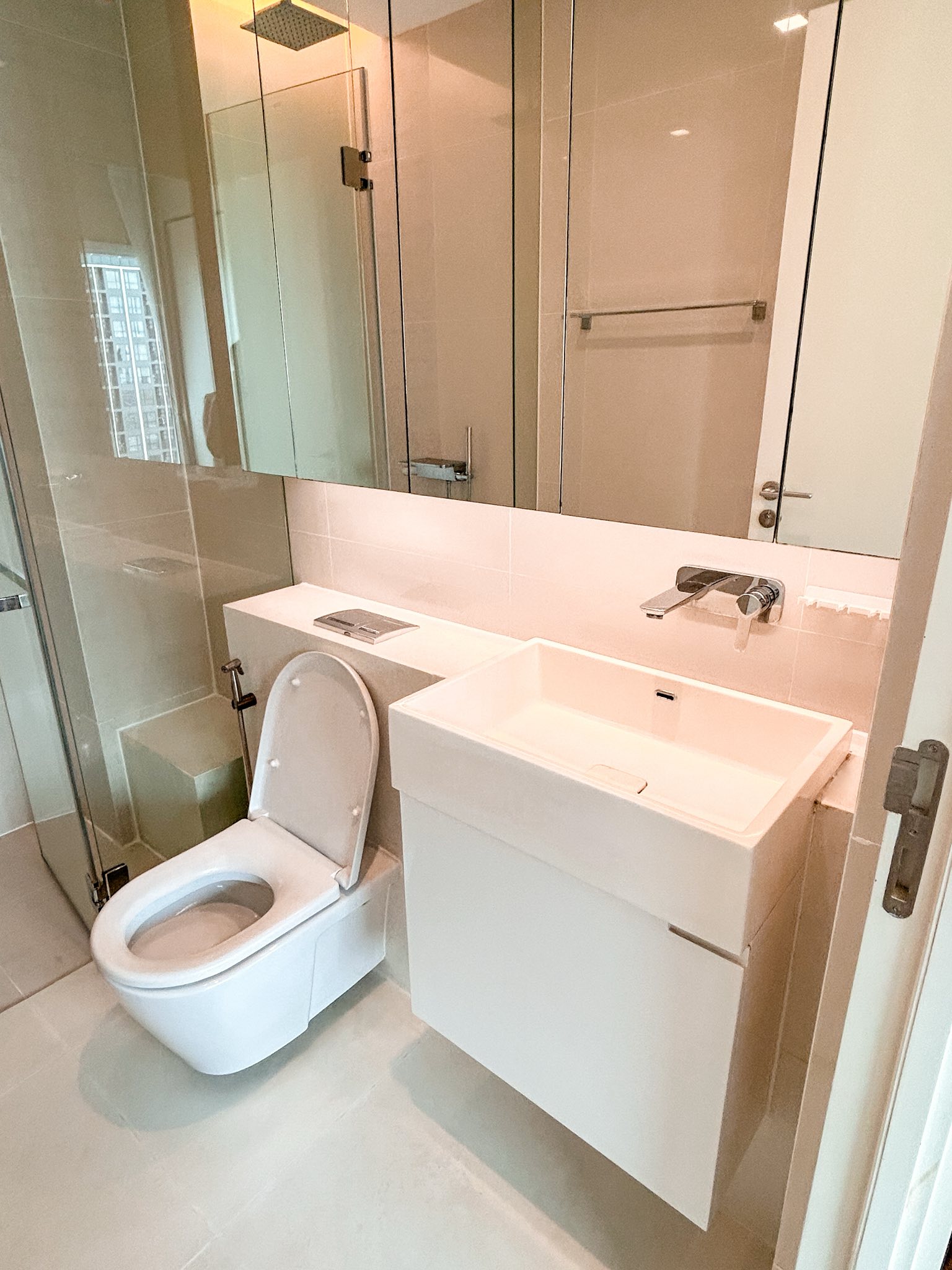 ให้เช่าคอนโด The Saint Residences (เดอะ เซนต์ เรสซิเดนซ์) โซนพื้นที่ BTS ห้าแยกลาดพร้าว ห้องแบบ 1ห้องนอน / 1ห้องน้ำ / โซนครัวปิด ขนาดห้อง 31 ตรม. ชั้น 28 ตึก C