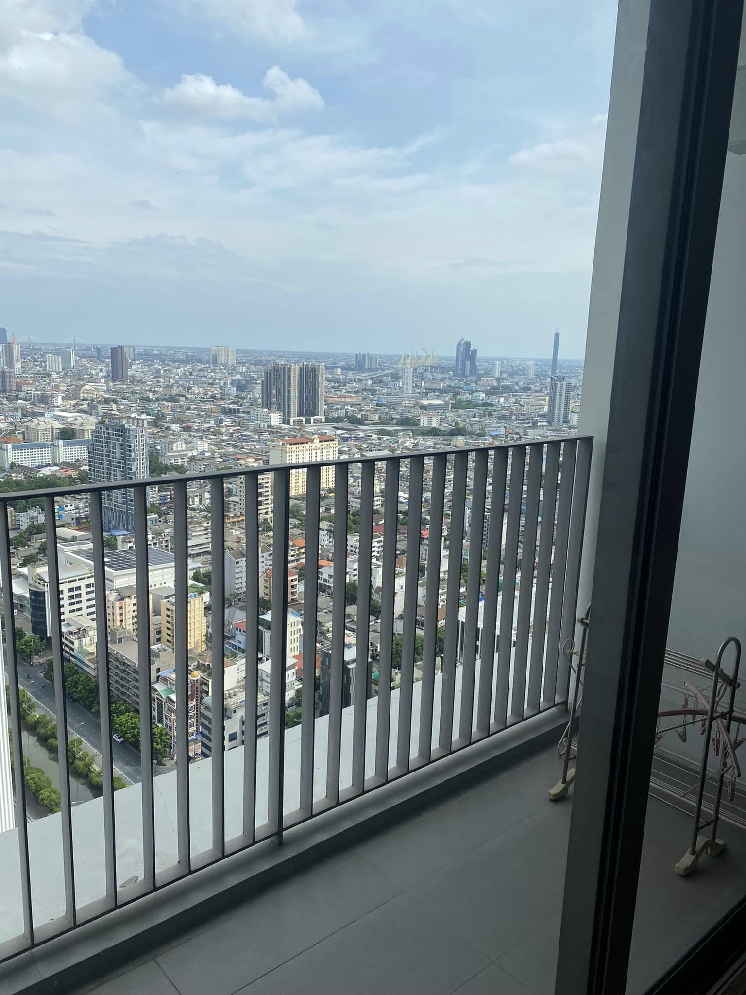 ให้เช่าห้องน่าอยู่ชั้นสูงเครื่องใช้ไฟฟ้าครบ สอบถามแอด Line ID : Smile-easy ที่ Nara 9 (นารา ไนน์)