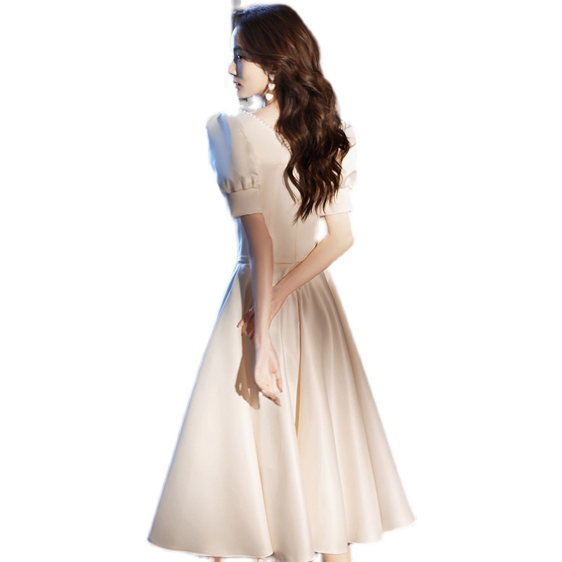 kudapy ชุดเดรสสีครีมผ้าซาติน ดีไซน์สวยแขนเสื้อทรงตุ๊กตา คอเหลี่ยม แต่งคอเสื้อด้วยมุกสีขาวครีมเม็ดเล็กๆ