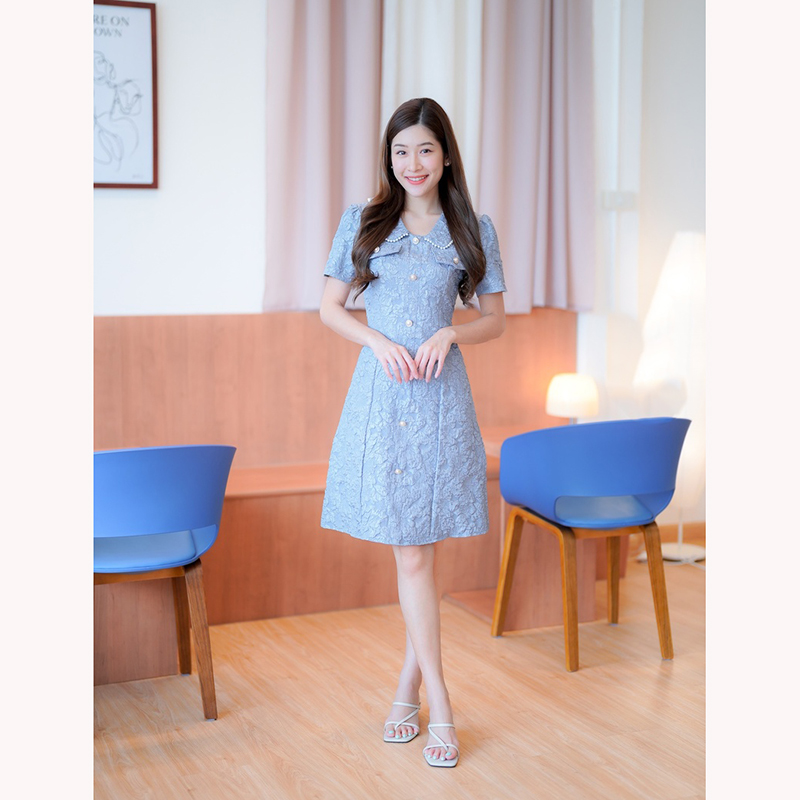 kudapy เดรสสั้นสีน้ำเงิน/สีชมพู/สีขาว ผ้าทอลายนูนแต่งกระดุม