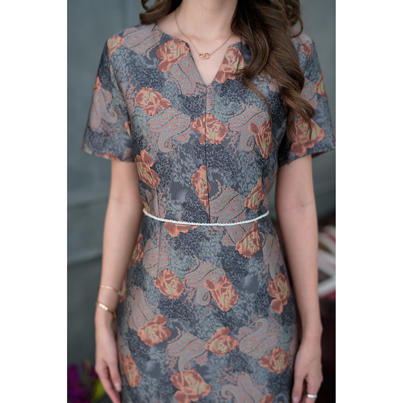 kudapy เดรสสั้นสีกรม/สีส้มเทา ผ้า jacquard ลายสวยมากๆ เนื้อผ้าดีไม่กระด้าง ดีเทลแต่งเอวด้วยลูกปัดสวยๆ มีซับในทั้งชุด ซิปหลัง