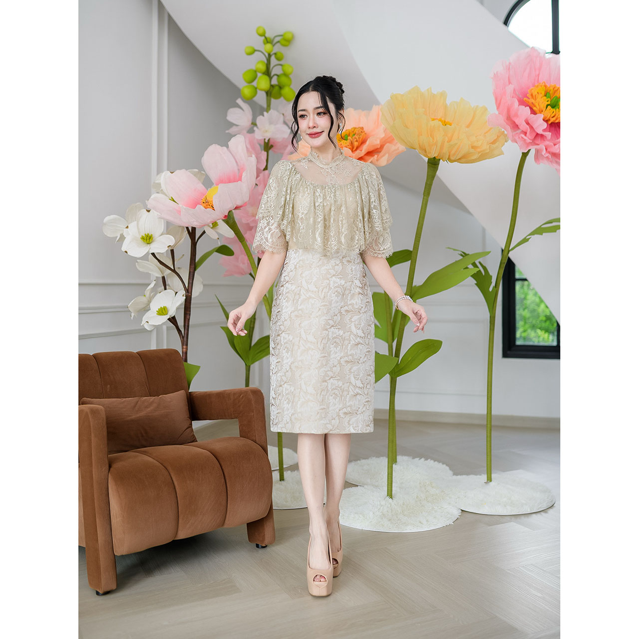 kudapy เดรสทรงคอปีนและผ้าลูกไม้ฝรั่งเศส ด้านบนเป็นผ้าลูกไม้ฝรั่งเศสคลุมไหล่คอปีนด้วยลูกไม้บางๆ