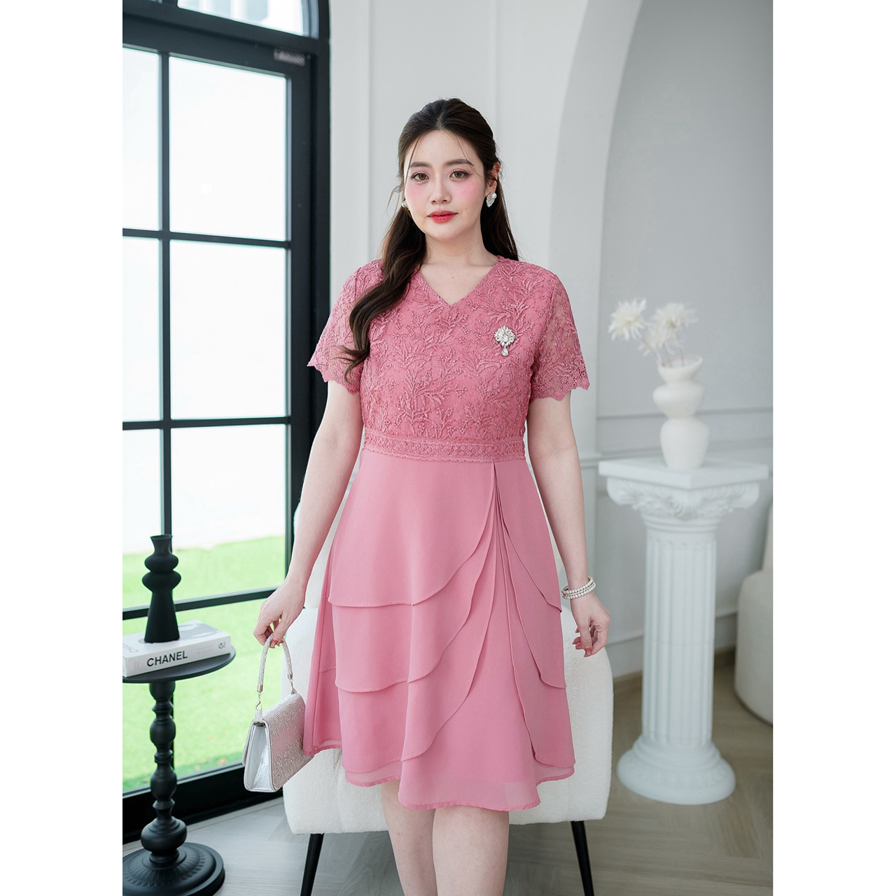 kudapy เดรสกระโปรงเลเยอร์สามชั้น เดรสด้านบนเป็นงานผ้าลูกไม้ใยบวบปักลายแซมเลื่อม กระโปรงผ้าชีฟอง เอวตกแต่งอะไหล่ลูกไม้เป็นเข็มขัดดีเทลสวย