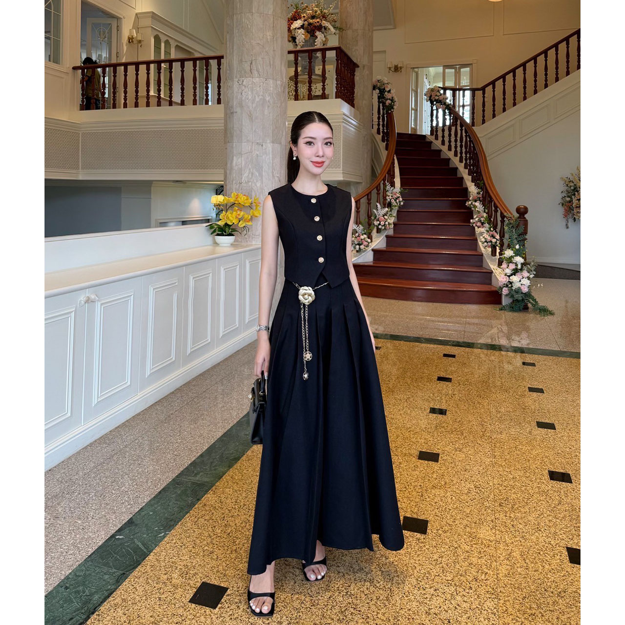 kudapy เซ็ท 4 ชิ้น เสื้อ Vest+กระโปรงยาว+เข็มขัดโซ่+เข็มกลัดดอกไม้ เสื้อกับกระโปรงเราใช้ผ้าเดียวกันทั้งชุด เนื้อผ้ามีน้ำหนัก ทิ้งตัวดี ย