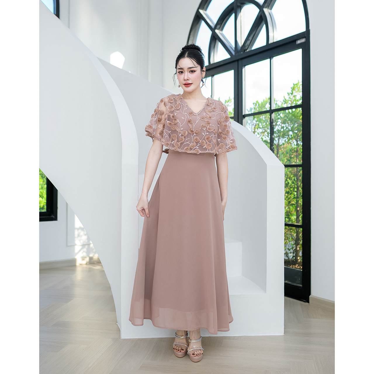 kudapy แม็กซี่เดรส คลุมไหล่หรูหรา ตัวเดรสเป็นงานผ้าชีฟอง ผ้าลูกไม้เลื่อม