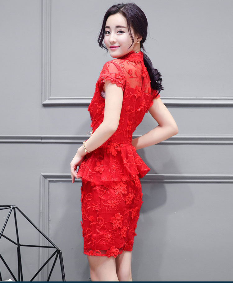 ชุดเดรสสั้นสีแดง ผ้าลูกไม้ปักสวยหรู