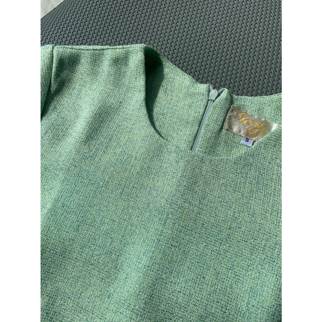 kudapy เดรสสั้นไปงาน สีกรมท่า,สีครีม สีเทา สีเขียว สีเทาเข้ม สีเขียวมิ้นท์ เดรสสั้นคอกลม แขนสั้น ซิบหลัง กระโปรงจับจีบตามแบบ ทรงสวยใส่สบายมากค่ะ