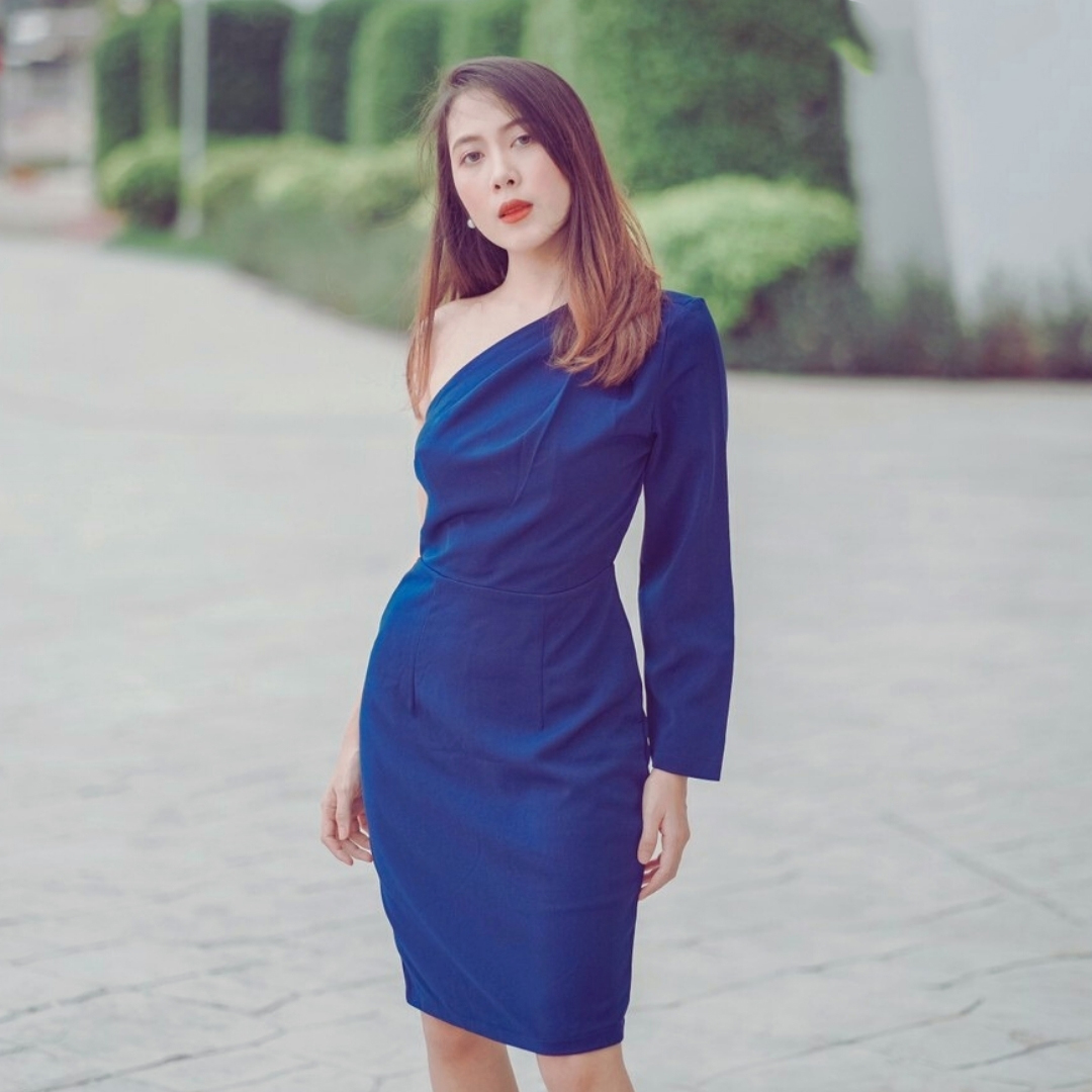 kudapy ชุดไปงานแต่งงานสีชมพู,สีแดง,สีกรมท่า เดรสสั้นไหล่เฉียงข้างแขนยาว เรียบหรู สวย ดูดี ใส่เป็นชุดราตรี ชุดออกงาน