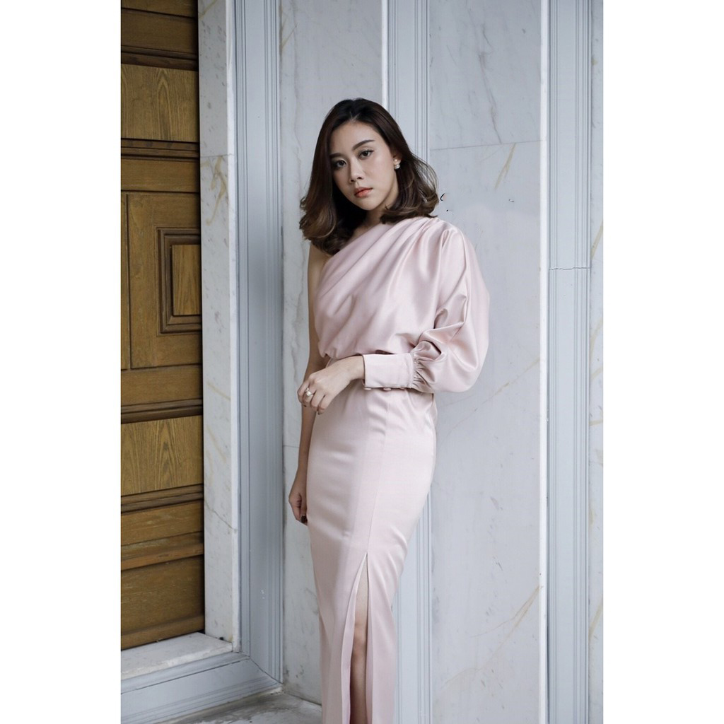 kudapy ชุดราตรียาวไปงานแต่ง เดรสยาวไหล่เดี่ยวเฉียงข้างสีดำกรมท่า ชมพูโรสโกลด์ แดงไวน์