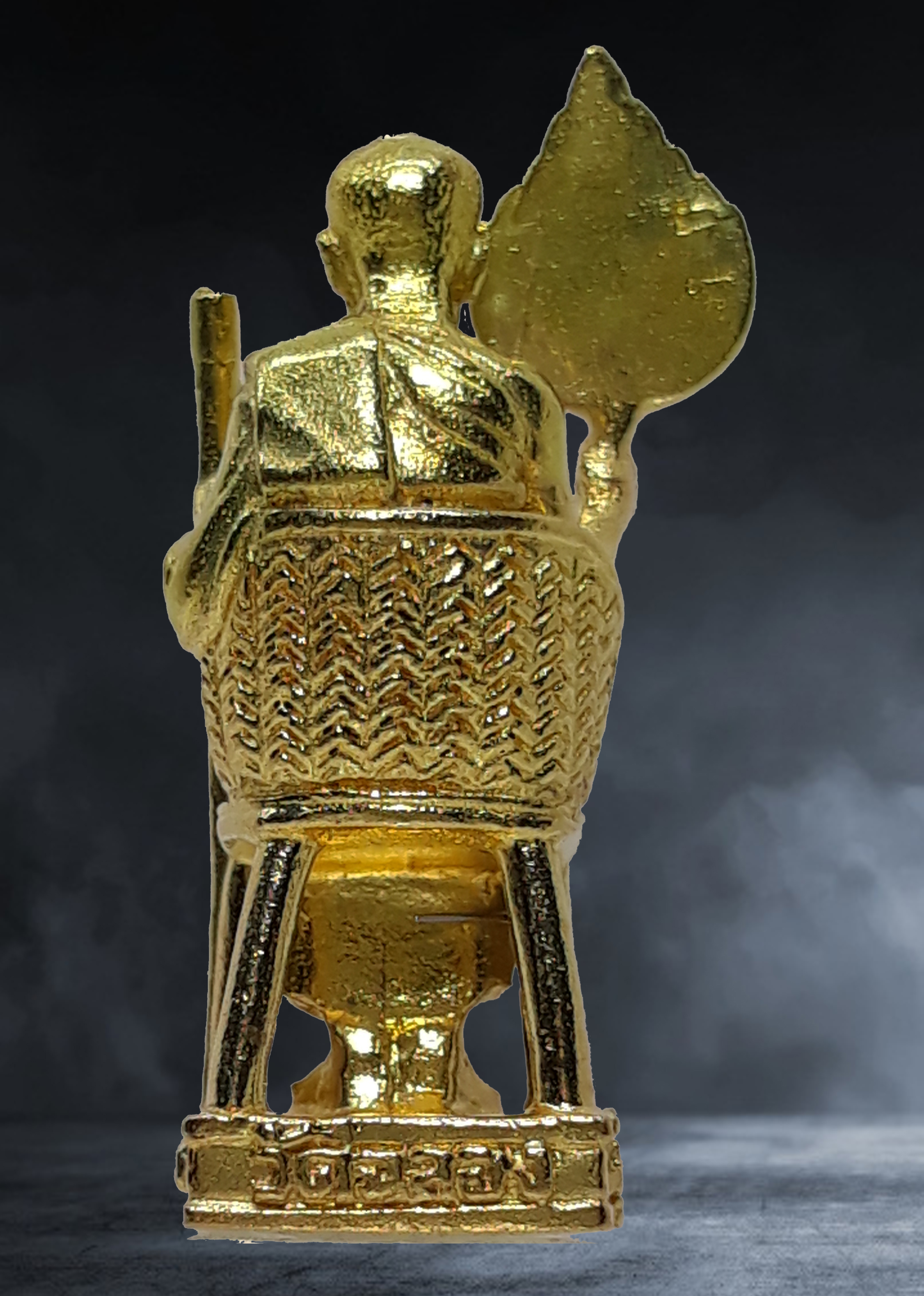 รูปหล่อนั่งถือพัดยศ หลวงพ่อแช่ม วัดฉลอง จ.ภูเก็ต เนื้อกะไหล่ทอง ปี ๒๕๕๔