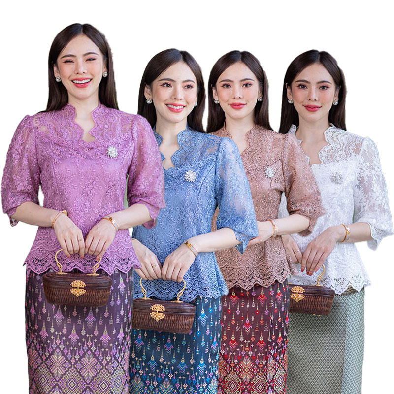 kudapy เสื้อสีม่วง/สีขาว/สีน้ำตาล/สีฟ้า ใช้ผ้าลูกไม้เนื้อนิ่มลวดลายสวยงาม ช่วงตัวเสื้อตกแต่งระบายทั้งด้านหน้าและด้านหลัง เสื้อมาพร้อมซับในเนื้อดีในตัว