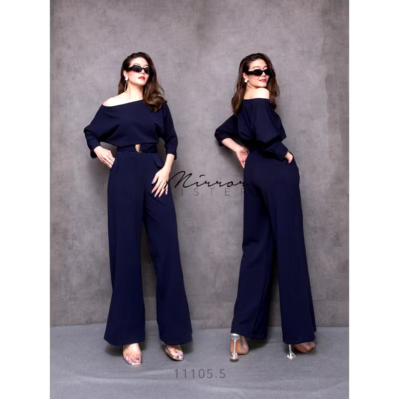 kudapy จัมพ์สูทขายาว ช่วงบนเป็นเสื้อไหล่ตกหรือปาดไหล่ ช่วงกางเกงทรงกระบอกใหญ่ มาพร้อมเข็มขัด